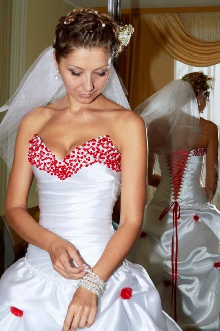 Свадебное платье в бело-красном стиле