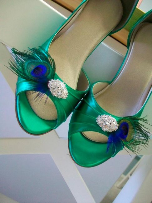 Изумрудные туфли невесты с брошью и павлиньим пером