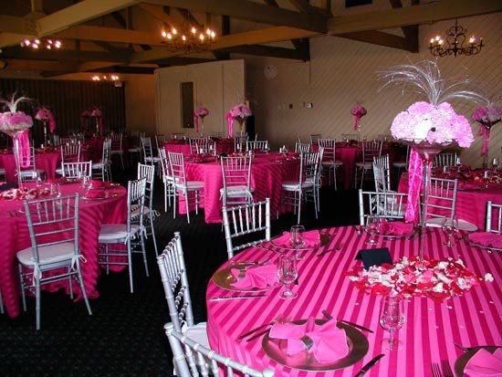 Оформление зала в малиново-розовом цвете