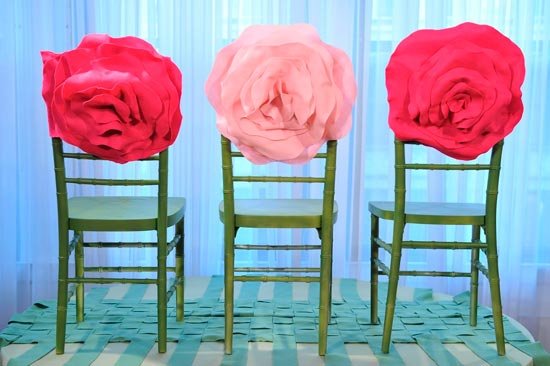 Оформление стульев яркими цветами